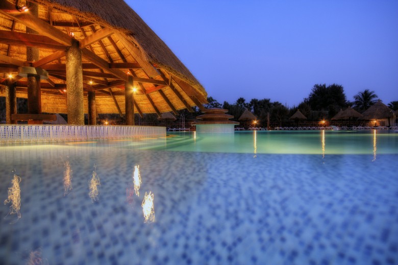 Gambia - Senegambia-Beach-pool